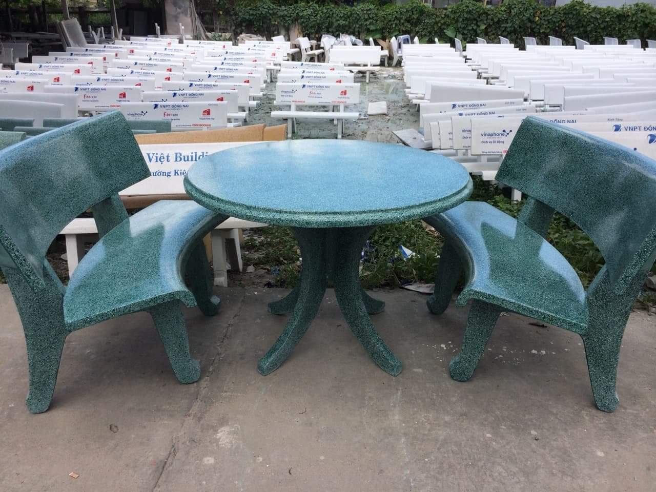 Bàn ghế đá màu xanh bệnh viện